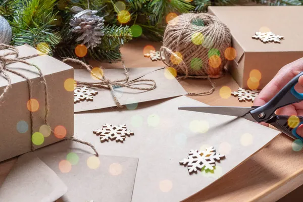 Embalaje Regalos Ecológicos Navidad Corte Mano Papel Reciclado Con Tijeras — Foto de Stock