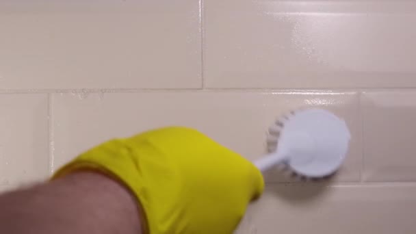 Mano Masculina Guante Goma Amarillo Limpiando Superficie Una Baldosa Cerámica — Vídeo de stock