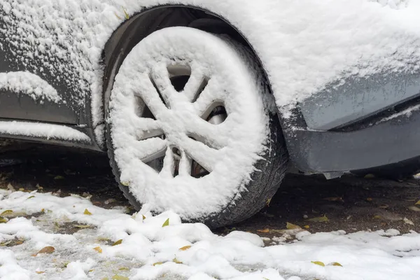 Koło Samochodu Pokryte Śniegiem Zbliżenie Koncepcja Opon Zimowych Śnieżna Śliska — Zdjęcie stockowe
