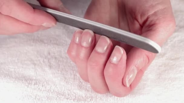 Körperpflege Mit Der Hand Frau Poliert Ihre Nägel Mit Nagelfeile — Stockvideo