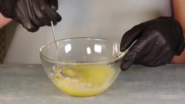 Cozinhar Massa Mãos Luvas Pretas Batem Açúcar Ovo Com Batedor — Vídeo de Stock