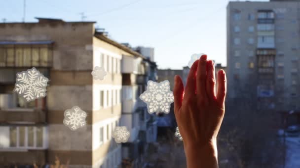 Ręczne Klejenie Ręcznie Robionych Naklejek Płatków Śniegu Oknie Domu Zbliżenie — Wideo stockowe