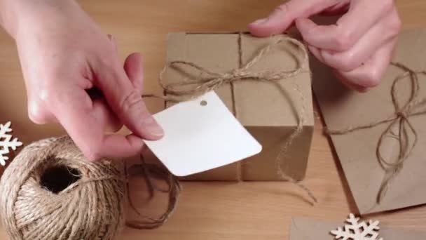 Regalos Ecológicos Regalos Caseros Bricolaje Manos Pegando Una Etiqueta Blanco — Vídeos de Stock