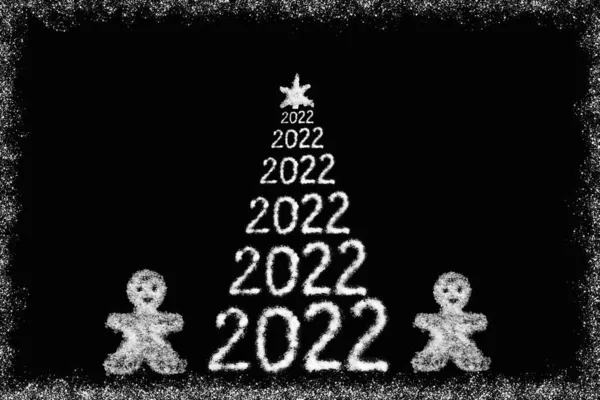 Selamat tahun baru 2022. Natal kerajinan tangan Pohon Natal Kreatif terbuat dari nomor 2022 dan laki-laki kecil — Stok Foto