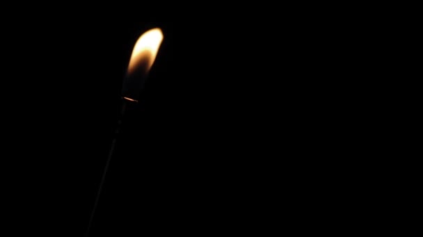 Luk op flamme fra lysere isoleret på sort baggrund. Ilden fra røret brænder, vrider, danser, brænder effektivt – Stock-video