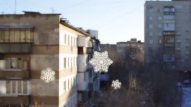 Bir evin penceresine el yapımı kar taneleri yapıştırmak, yakın plan, Full HD 1920 x 1080p.