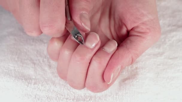 Kobieta usuwa odrosłe naskórek paznokcia z pęsetą, Full HD. Kobieta piękny proces pielęgnacji paznokci. — Wideo stockowe