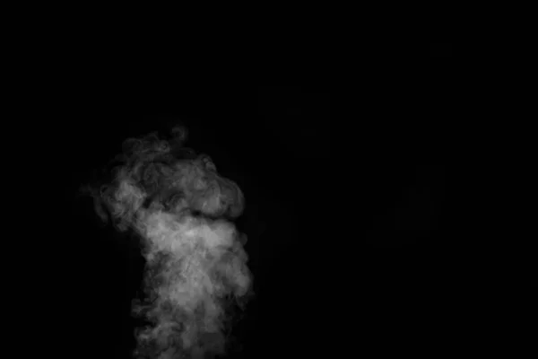 Vapor de vapor blanco del saturador de aire. Fragmentos de humo sobre fondo negro. —  Fotos de Stock