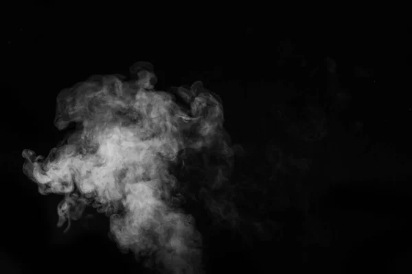 Фрагмент білого гарячого кучерявого диму, ізольованого на чорному тлі, крупним планом. Створити містичні фотографії. Абстрактний фон, елемент дизайну — стокове фото