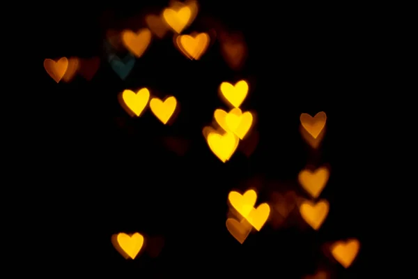 Saint-Valentin grunge coeur en forme de lumière fond. Or jaune et bleu en forme de coeur sur fond noir Bokeh éclairage coloré pour la décoration Valentine, Love Pictures fond — Photo