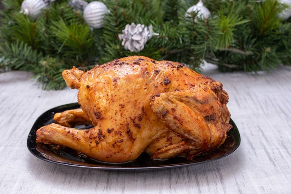 Nourriture traditionnelle de Noël. Poulet cuit au four, dinde sur une table de fête décorée d'arbres de Noël. — Photo