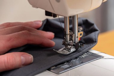 Dikiş işlemi. Giysileri tamir etmek, dikiş makinesine dikiş dikmek. Giysi onarım konsepti