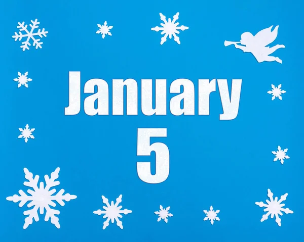 5 de enero. Fondo azul invierno con copos de nieve, ángel y una fecha de calendario. Día 5 del mes. — Foto de Stock