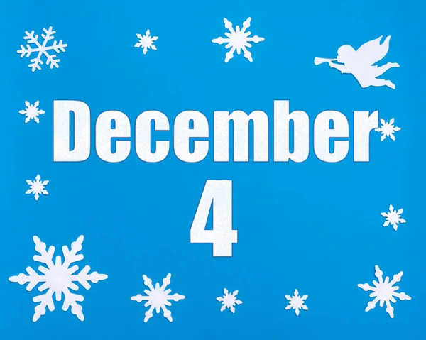 12月4日冬季蓝色背景 天使和一个日历日期 月4日 冬季月 年月日概念 — 图库照片