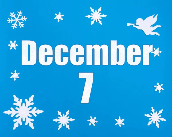 12月7日冬季蓝色背景 天使和一个日历日期 7月7日冬季月 年月日概念 — 图库照片