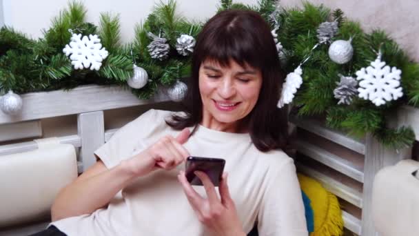Женщина Использующая Смартфон Выбирает Подарки Приложении Женщина Эмоционально Использует Телефон — стоковое видео