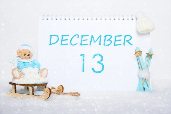 Grudnia Miś Siedzący Sankach Niebieskich Nartach Kalendarzu Białym Śniegu Dzień — Zdjęcie stockowe