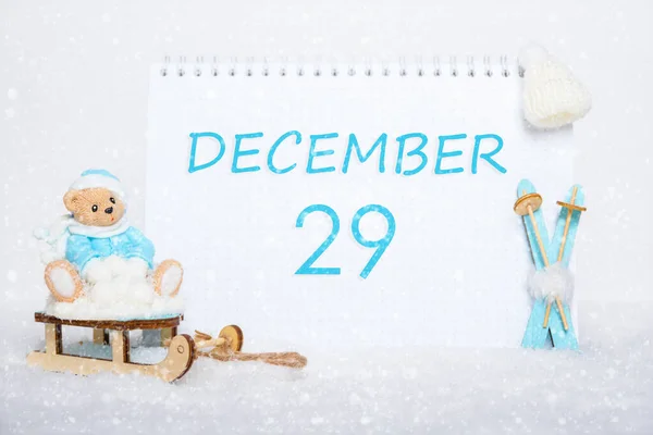 Δεκεμβρίου Αρκουδάκι Κάθεται Ένα Έλκηθρο Μπλε Σκι Και Μια Ημερολογιακή — Φωτογραφία Αρχείου