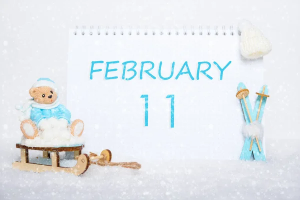 Febrero Osito Peluche Sentado Trineo Esquís Azules Una Fecha Calendario — Foto de Stock