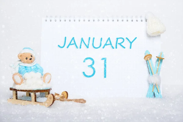 Enero Osito Peluche Sentado Trineo Esquís Azules Una Fecha Calendario — Foto de Stock