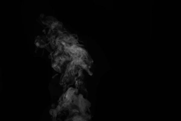 Fragment bílého horkého kudrnatého kouře izolovaného na černém pozadí, zblízka. Vytvořit mystické fotografie. — Stock fotografie