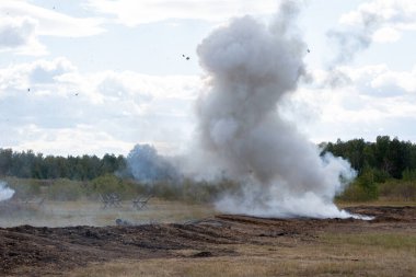 Siperlerden Sovyet askerlerine saldırı. Patlayan bir sis bombasından çıkan duman. 2. Dünya Savaşı muharebesinin yeniden inşası.