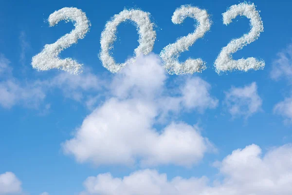 Η ημερομηνία είναι 2022 γραμμένο σε λευκά σύννεφα στον γαλάζιο ουρανό. Χριστουγεννιάτικο φόντο ουρανού — Φωτογραφία Αρχείου