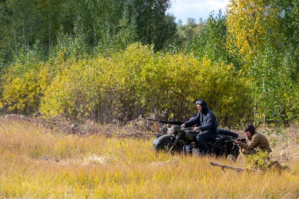 Soldados soviéticos con un balín en una motocicleta. Reconocimiento antes de la batalla. Reconstrucción de la batalla — Foto de Stock