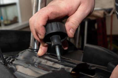 Erkek eller evde mobilyaları tamir ediyor, yakın plan. Kendin yap konsept. Evdeki mobilyaların tamir ve montajı. Çevreye önem verme kavramı. Eski şeyleri kullanarak.