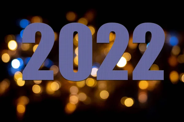 Números roxos 2022 em amarelo, ouro, círculos azuis, bokeh em um fundo escuro. Fundo decorativo — Fotografia de Stock