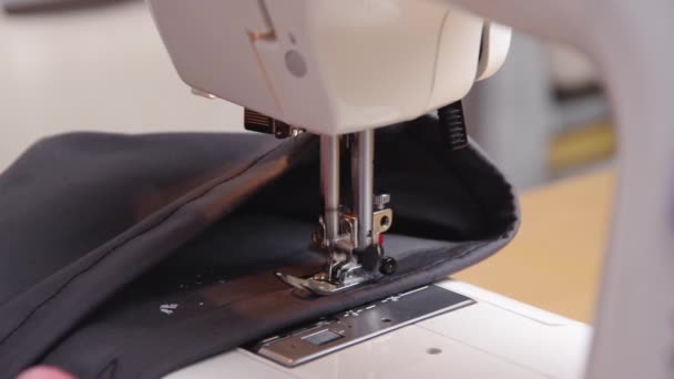 Proceso de costura. Primer plano de la reparación de la ropa, coser en una máquina de coser. Concepto de reparación de ropa. Concepto de reducción del consumo. El cuidado del medio ambiente. — Vídeo de stock