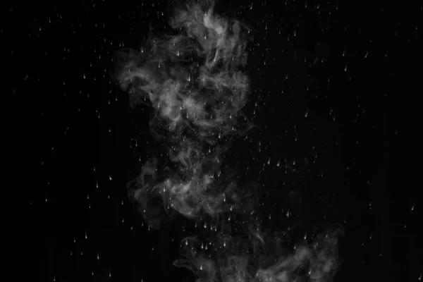 Beyaz dikey buhar, siyah arka planda izole edilmiş duman. Resimlerini kaplayacak kıvrımlı bir duman.. — Stok fotoğraf