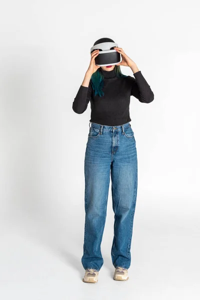 Teen ragazza utilizzando auricolare vr è in realtà virtuale cyberspazio futuristico sfondo bianco. Il concetto di metaverso, realtà virtuale — Foto Stock