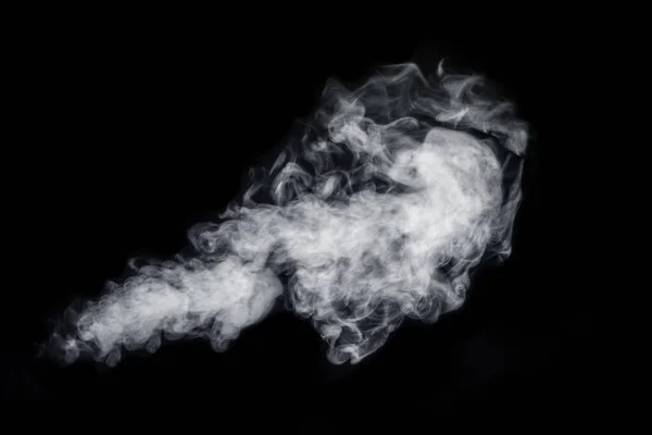 Diagonale mystische lockige weiße Dampf oder Rauch isoliert auf schwarzem Hintergrund. Abstrakter Nebel oder Smog-Hintergrund — Stockfoto