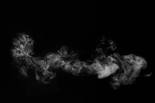 Ідеальна містична кучерява горизонтальна біла пара або дим ізольовані на чорному тлі. Абстрактний фон туман або смог — стокове фото