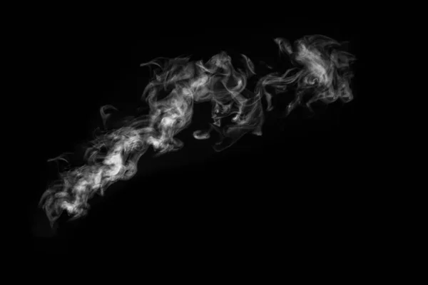Vapor branco encaracolado místico diagonal ou fumaça isolada em fundo preto. Nevoeiro abstrato ou fundo de nevoeiro — Fotografia de Stock