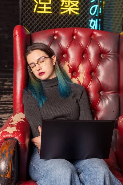 Adolescente cansada se quedó dormida en una silla mientras trabajaba en un portátil. Sobretrabajo durante el estudio, preparación para los exámenes — Foto de Stock
