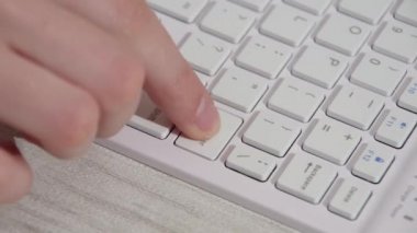 Kadın eller klavyeye yazı yazıyor, farklı tuşlara basıyor, yakın plan, tam otomatik. Online eğitim. İnternetten alışveriş