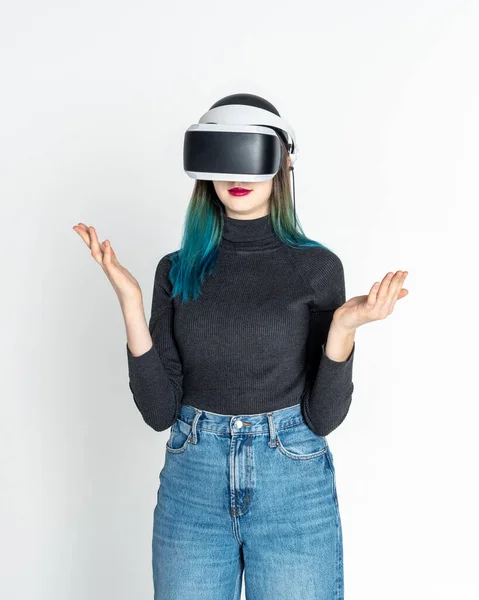 Tini lány használ vr headset van a virtuális valóság cyberspace vhite háttér, függőleges keret. A metaverzió fogalma — Stock Fotó