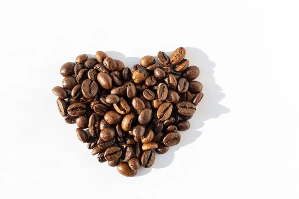 로부 스타의 심장 모양, 아라 비카 커피 원두는 흰색 배경에 분리되어 있다. 난 커피가 좋아. 커피 애호의 개념 — 스톡 사진
