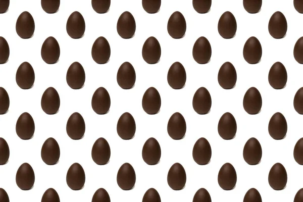 Padrão sem costura de ovos de Páscoa de chocolate inteiros em um fundo branco. Páscoa doce fundo de chocolate. — Fotografia de Stock