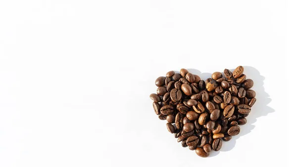 Herzform Von Robusta Arabica Kaffeebohnen Isoliert Auf Weißem Hintergrund Banner — Stockfoto