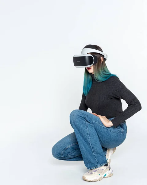 Una Adolescente Casco Juega Universo Virtual Aislado Sobre Fondo Blanco — Foto de Stock