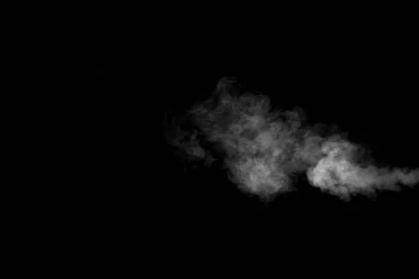 Un vorticoso vapore orizzontale isolato su uno sfondo nero per sovrapporsi alle tue foto. Frammento di vapore orizzontale — Foto Stock