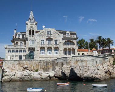 cascais, Portekiz içinde açık gökyüzü karşı rocky setin üzerine bina
