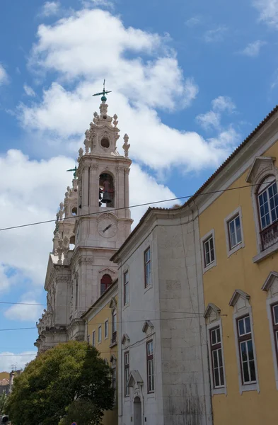 Kathedraal klokkentoren tegen wolken en de hemel te Lissabon — Stockfoto