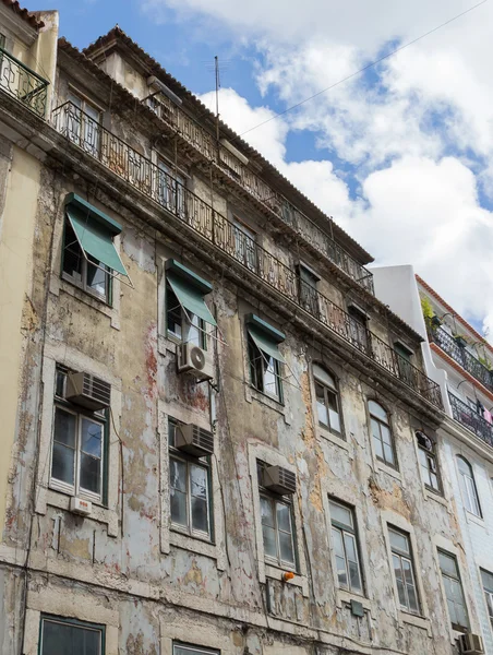 空と雲リスボン、ポルトガルの通りの古い老朽化した家 — ストック写真