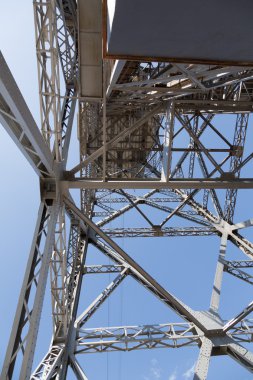 Barcelona'da bir teleferik kulenin içinde metal tasarımlar