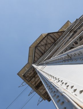 Bir teleferik Barcelona, tek ayak perspektif görünümünü bir kulenin metal tasarımlar
