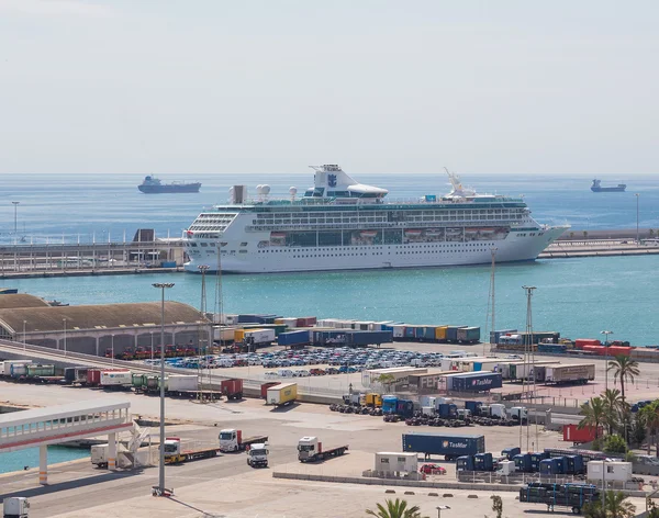 Blick aus der Höhe auf die Fähre im Hafen von Barcelona, Spanien — Stockfoto